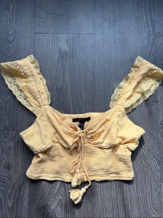 Forever 21 Tops - Light Yellow Lace-Trim Cropped Tie-Front Women’s Top Forever 21 - Size M